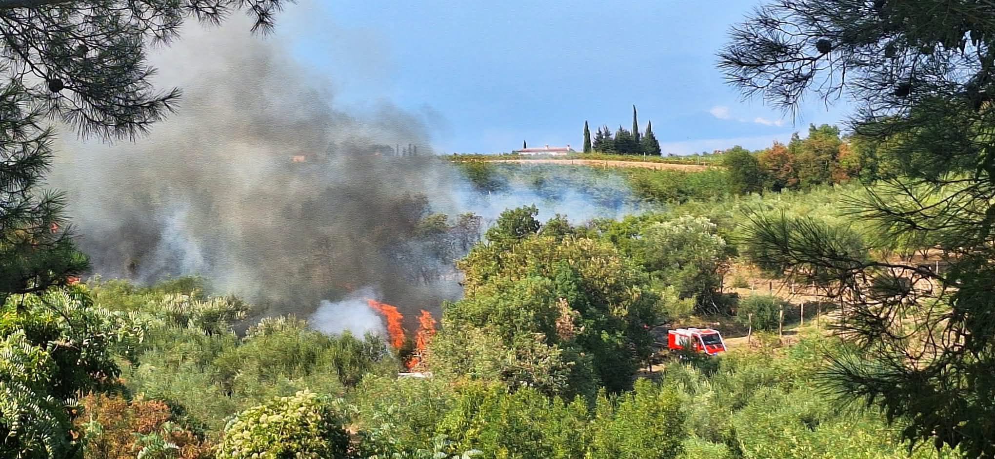 V Hrvatinih zagorelo pod gasilskim domom, krajane pozivajo, naj se območju ne približujejo