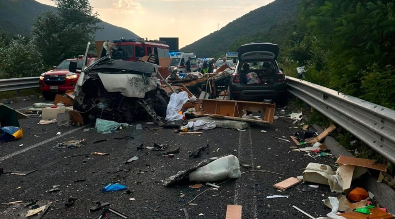 Groza po izhodu iz predora: silovito čelno trčenje med avtobusom in avtodomom terjalo šest življenj
