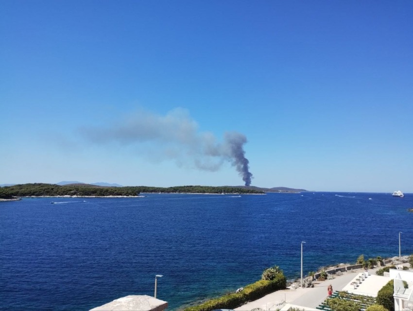 V Dalmaciji spet gori, na pomoč prihaja tudi protipožarno letalo