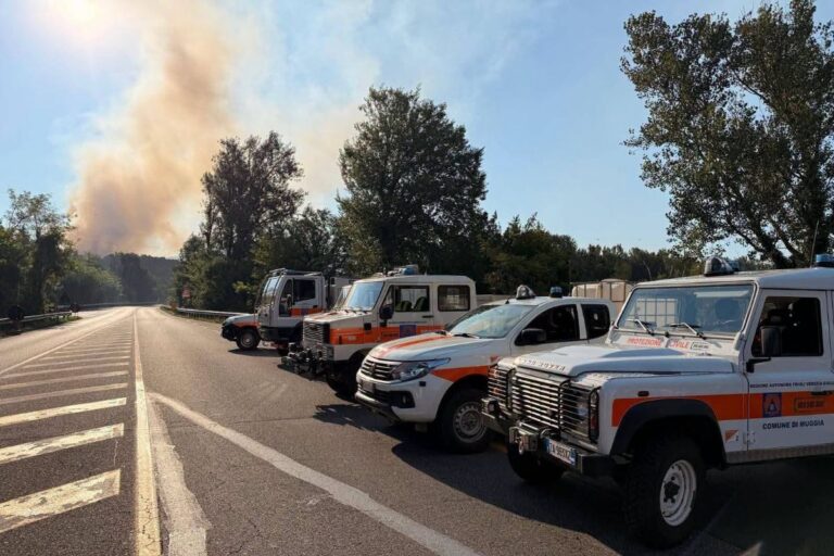Gasilci že tretji dan bijejo bitko s požarom med Tržičem in Štivanom, zgorelo okoli 35 hektarjev gozda