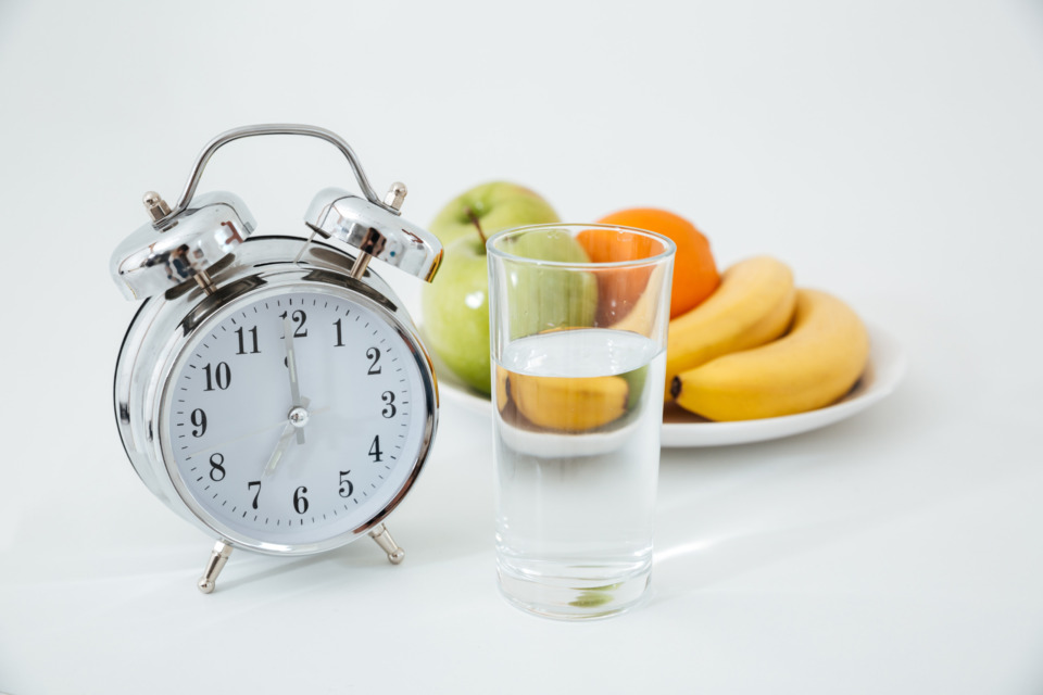 Intermittent fasting, prikazano z uro ter kozarcem vode