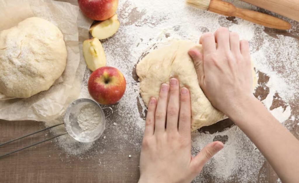 Jabolčna pita recept, oseba sredi priprave testa