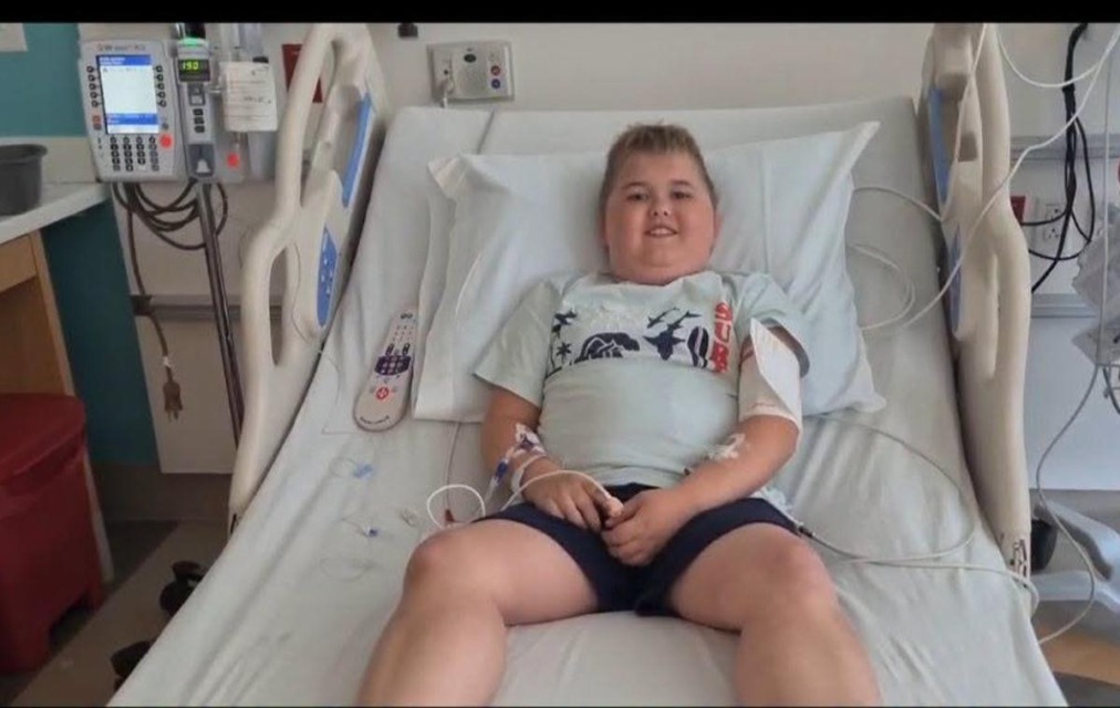 Oče Jake Škofa s spodbudnimi novicami o sinu Jaki, ki pogreša babičino juho; žalosten pa, ker država ne pomaga dečku Teu