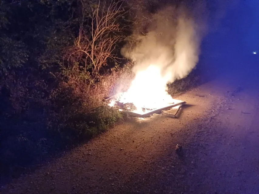 Pri romskem naselju Kerinov Grm spet gorelo, posredovali gasilci