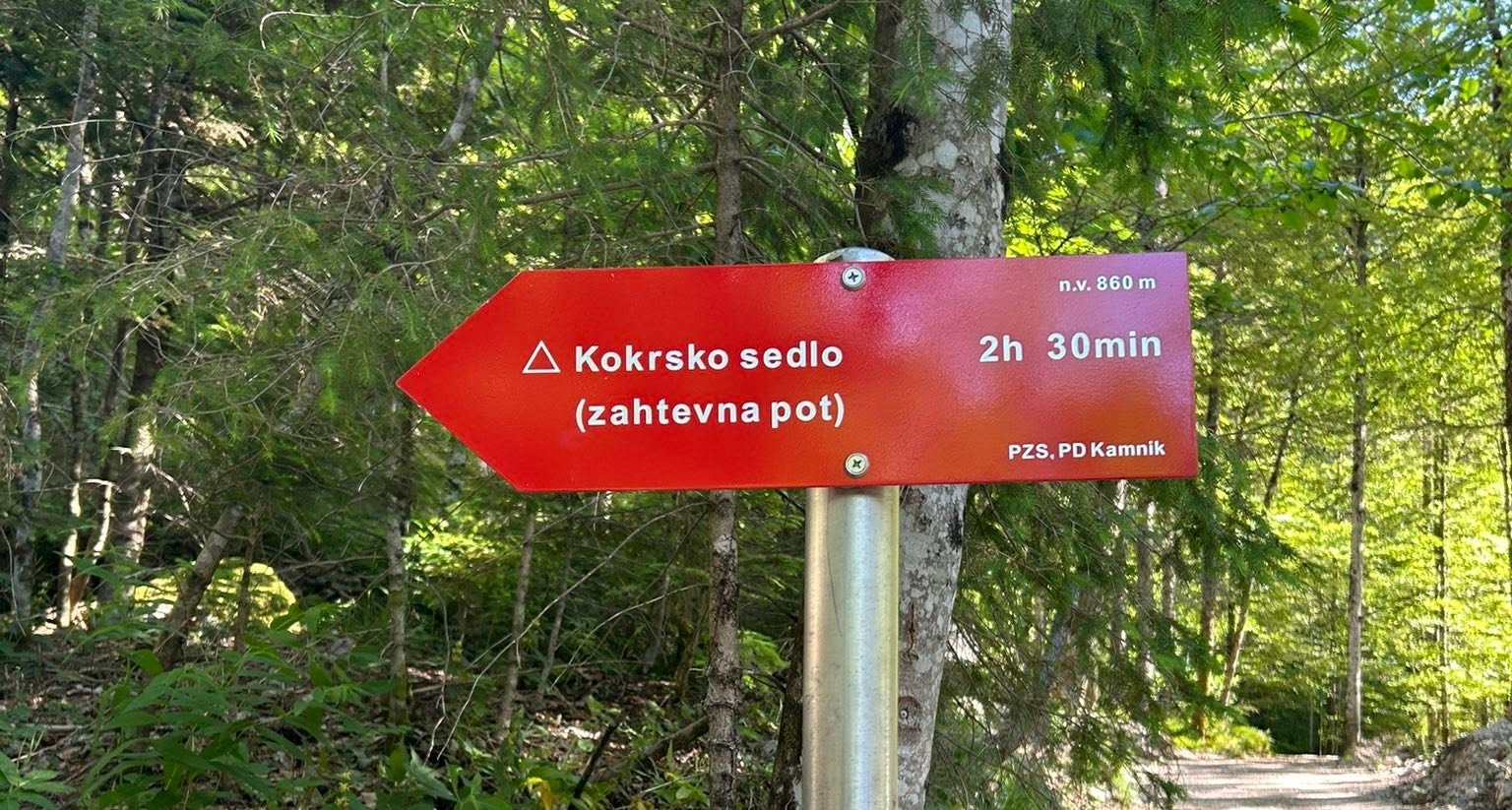 Pohodnica objavila zaskrbljujoče prizore ob Cojzovi koči: WC-ji zaprti, okoli pa iztrebki in robčki
