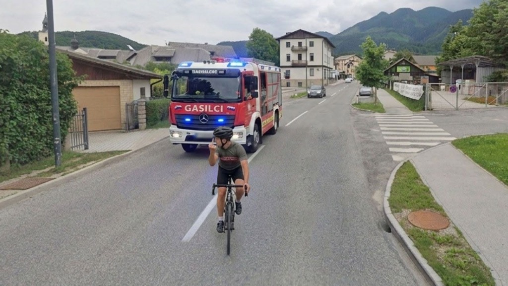 Kdo je kolesar, ki je gasilcem kazal sredinec in jih oviral? Po Facebooku ga išče cela Slovenija!