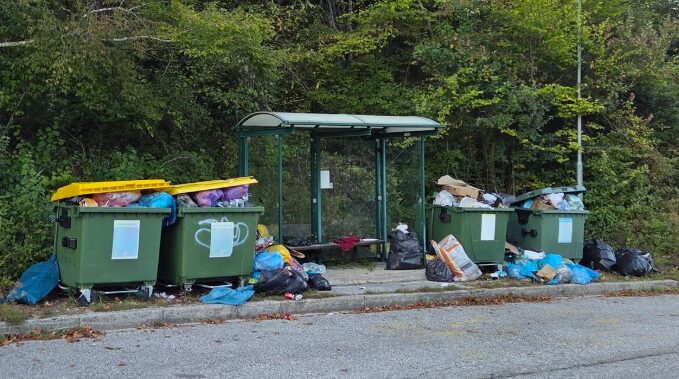 Smeti dobesedno preplavile postajališče: občini je prekipelo – »Pa ne prvič!« (FOTO)