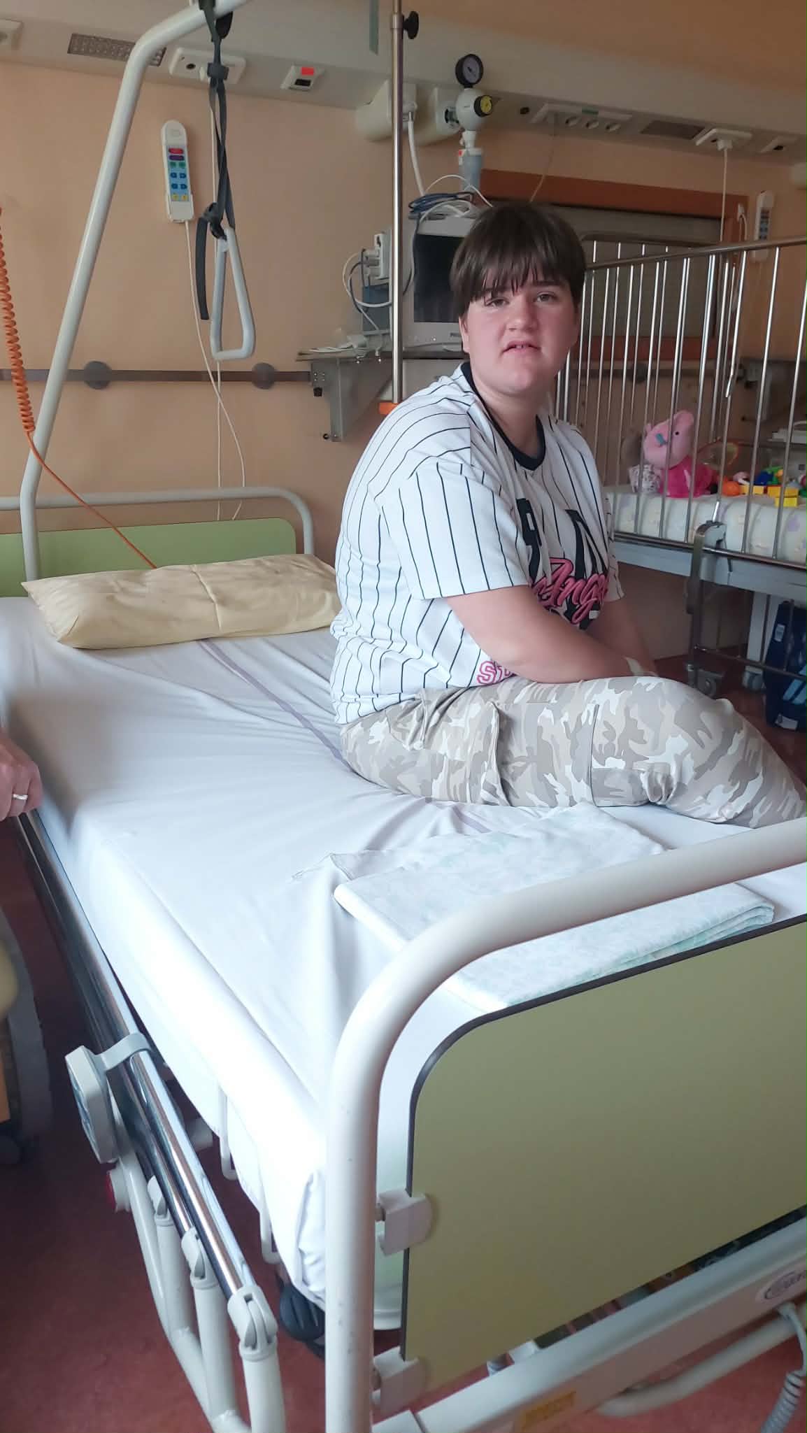 Življenje 16-letne Lane zaznamujejo hude bolečine, mama pa: »Ves grunt bi prodala, da bi bilo moji deklici bolje«