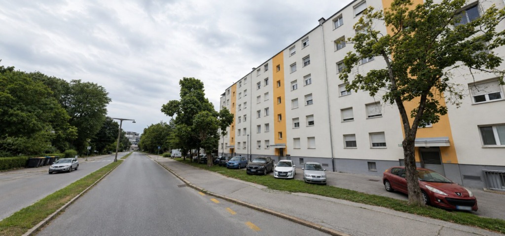 Zagorelo v ljubljanskem bloku, stanovalce evakuirali, ena oseba v UKC