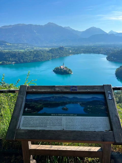 Takšen razgled pohodnike pričaka na Mali Osojnici nad Bledom.
