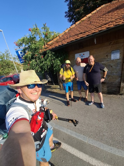 Miran Železnik s podporniki med pohodom