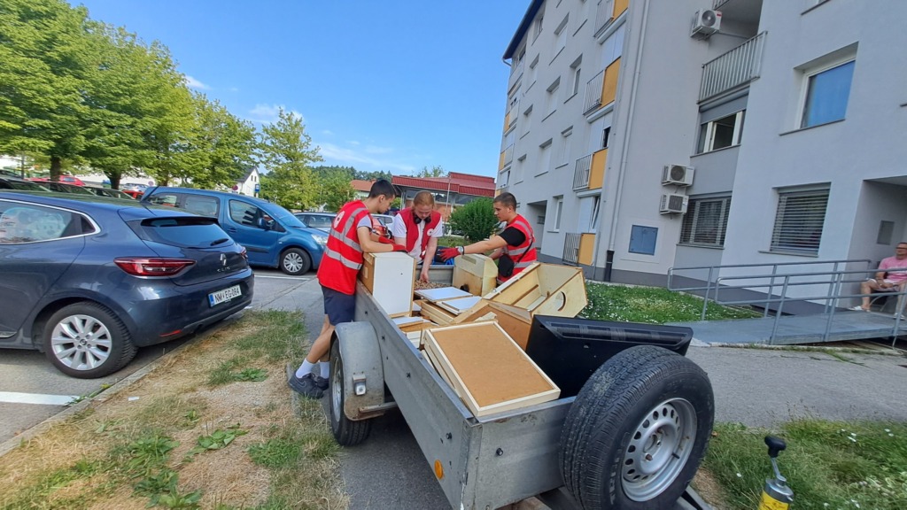 Stiske na Dolenjskem vse večje: razdelili skoraj 1.800 prehranskih paketov