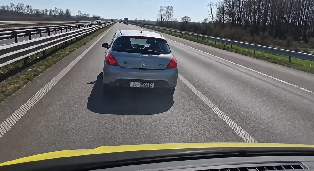 Posnetek, ki je razjezil javnost: avtomobil blokira reševalno vozilo na nujni vožnji in se mu noče umakniti (VIDEO)