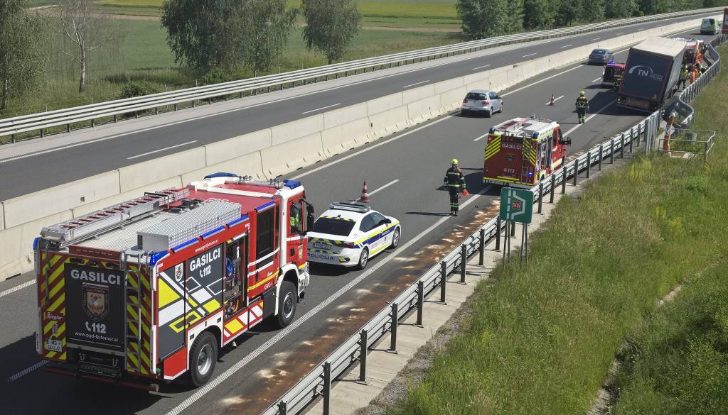 Nemška voznica zapeljala z avtoceste, hudo poškodovano potnico iz razbitin reševali gasilci