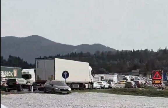Po tragediji na primorski avtocesti še neverjetni prizori: obračali vozila, hodili po avtocesti in skakali čez kolebnico, take kazni jih čakajo!