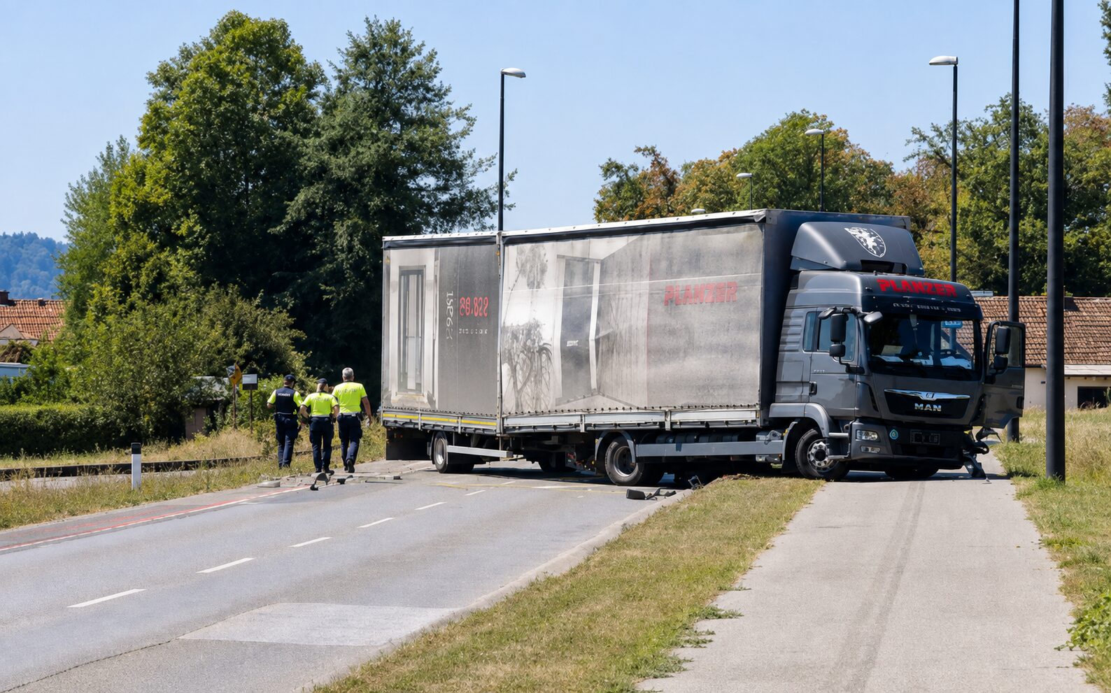 Med včerajšnjo nesrečo na Zaloški je največ pozornosti požela mlada policistka: »Šest ur je stala na žgočem soncu, a ostala prijazna«
