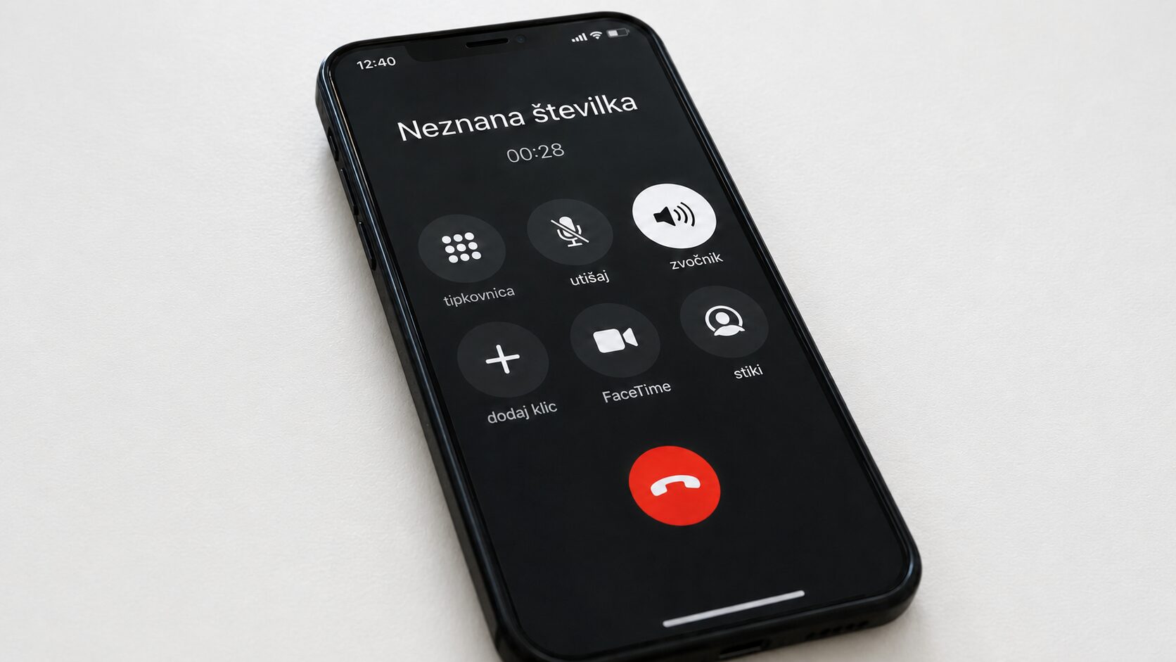 Posnel telefonski klic goljufov: poglejte, kako vam lahko hitro izpraznijo TRR (VIDEO)
