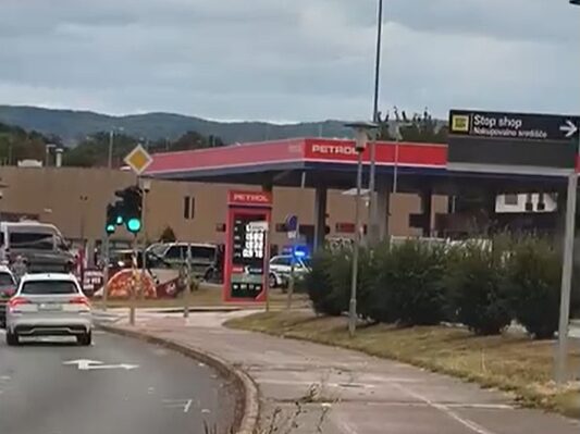 Kaj se dogaja v Žabji vasi: pri Petrolu policija in reševalci