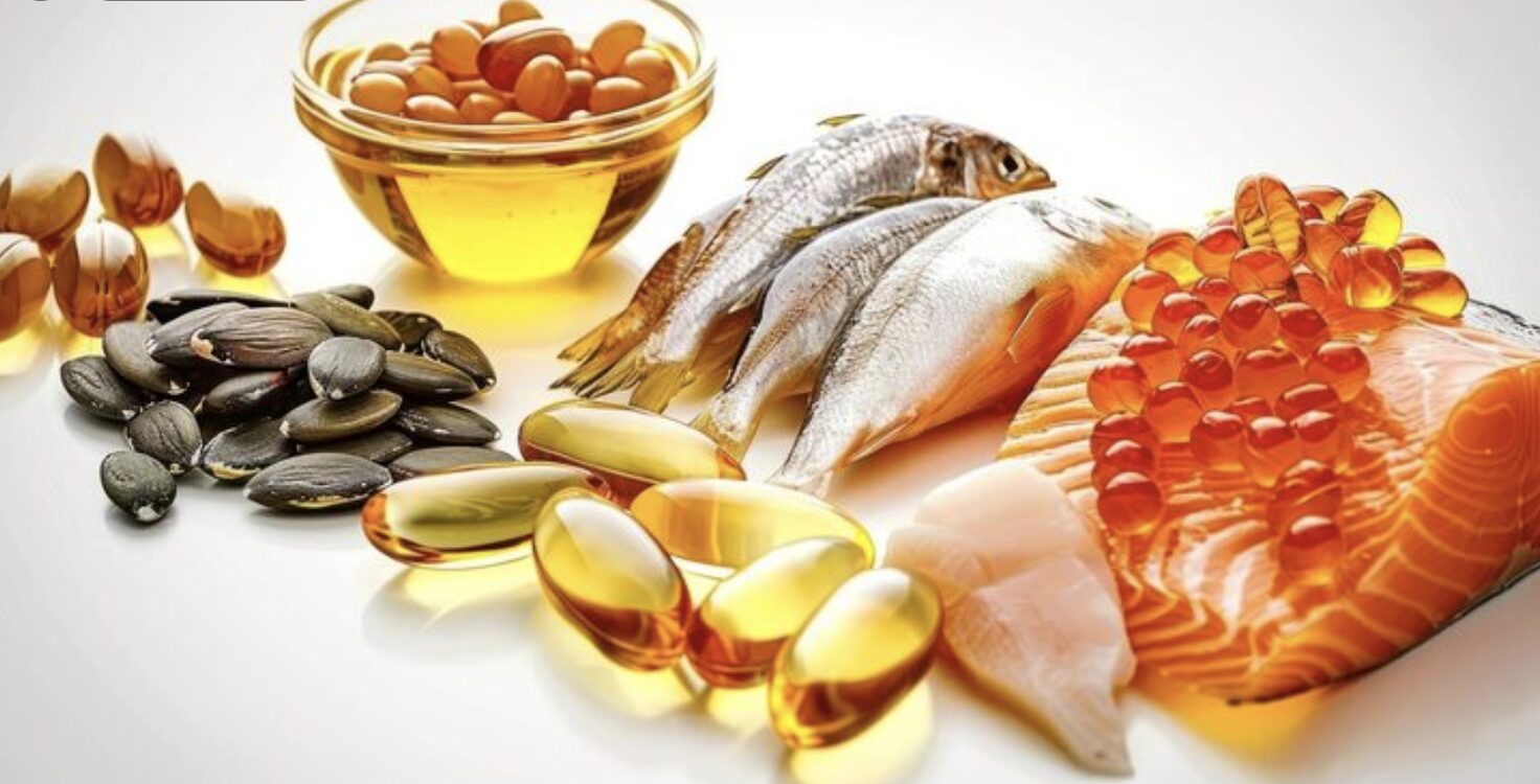 Omega 3 koristi, hranila na beli podlagi