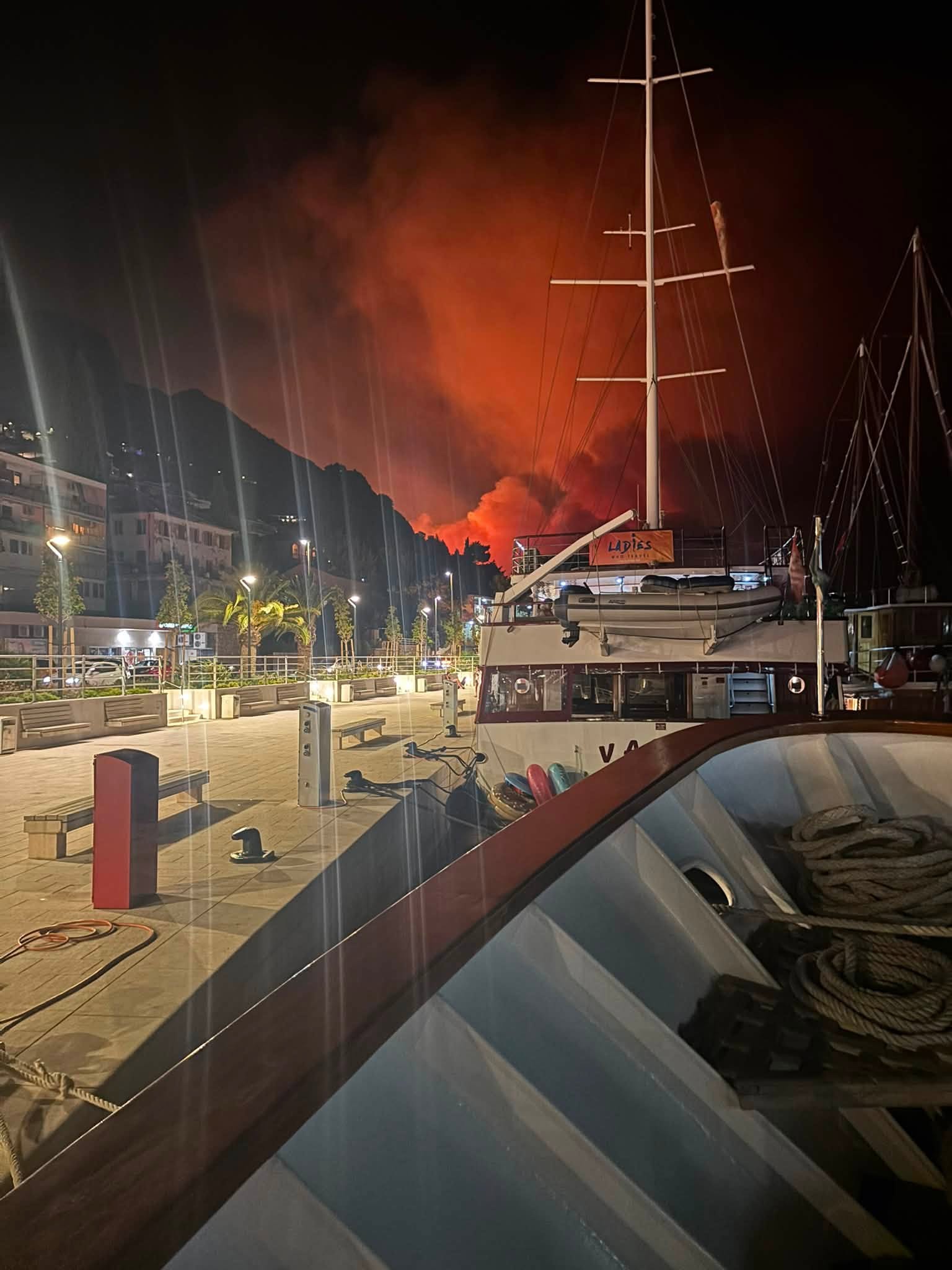 Groza v Omišu: Na pogorišču našli mrtvo osebo, ljudje so pred ognjem bežali celo s pedalini