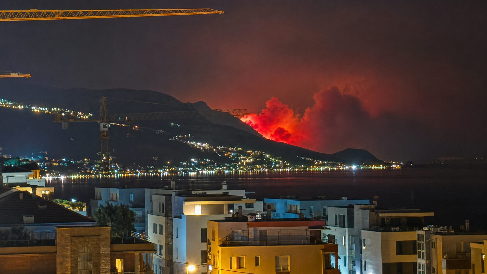 Ognjeni pekel v Dalmaciji: požar prišel do mesta, več kot tisoč evakuiranih, deset poškodovanih, Jadranska magistrala zaprta