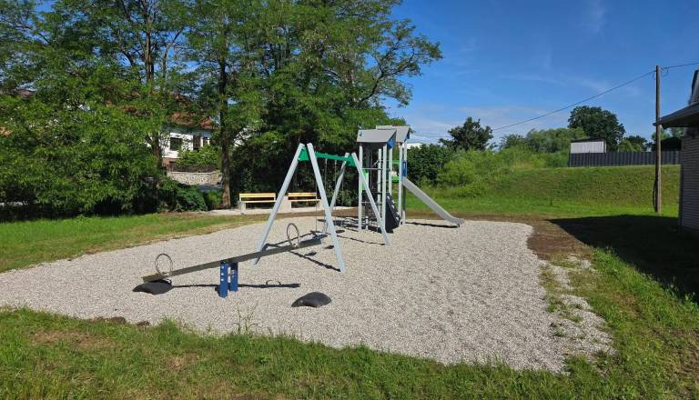 V soseski najprej zaprli igrala, zdaj zahtevajo še odstranitev košarkarskega koša: »Sram naj bo ljudi! Fuj in fej«