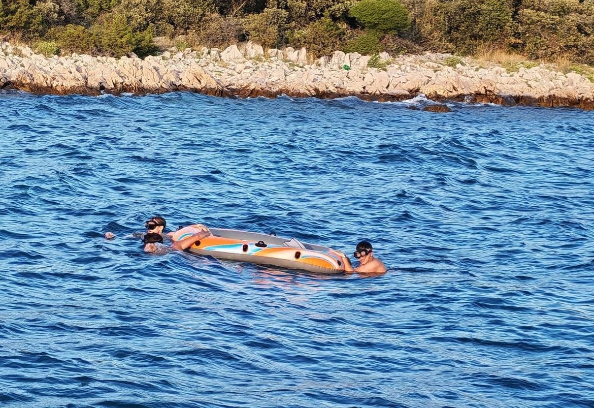 Nova tragedija na Jadranu: pri Novalji našli mrtvega Italijana, pri Pagu reševali tri ljudi