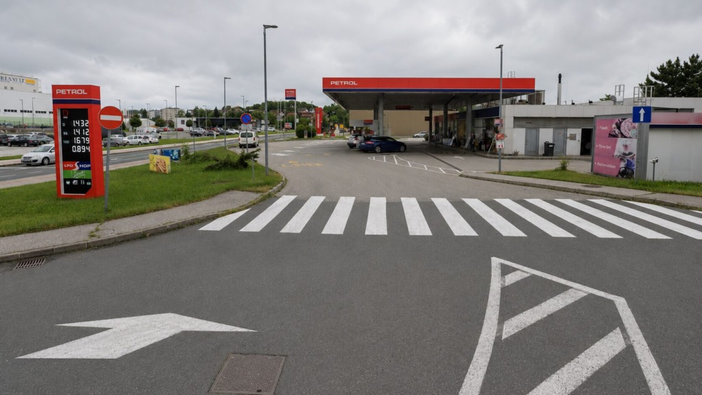 S palicami za njim v prodajalno, poškodovana delavka Petrola, policija pojasnila dogajanje v Žabji vasi