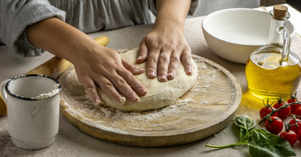 Pizza testo recept, testo na leseni deski