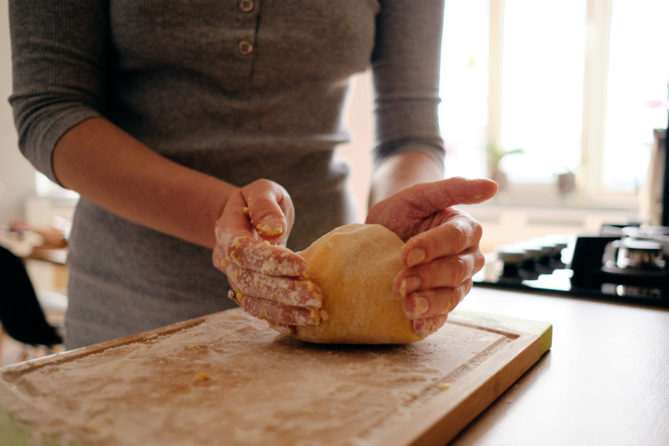 Pizza testo recept, oseba testo gnete