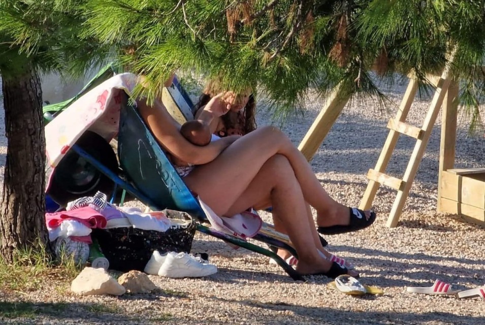 Nenavadna ideja iz Šibenika postala poletni hit: Bi na plaži poležavali v samokolnici? - turisti so navdušeni nad poletno atrakcijo (FOTO)