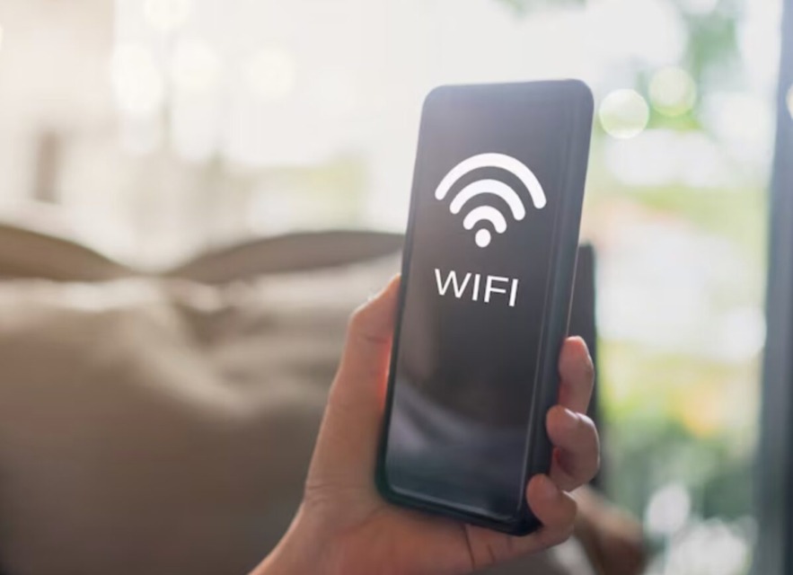 Počasen internet, oseba v rokah drži telefon z napison WIFI