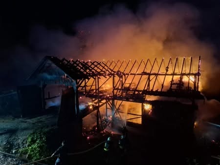 Strela jim je sinoči vzela hlev in sirarno: pomagajmo družini Slapnik iz Podolševe začeti znova