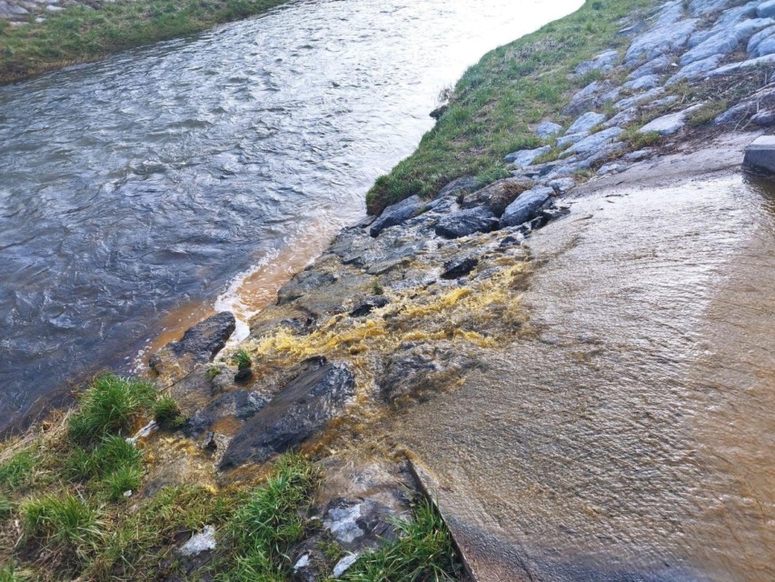 84-letnik izgubil oblast nad avtomobilom in zapeljal naravnost v potok
