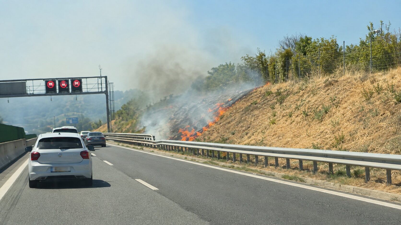 (VIDEO) Zagorelo med Bertoki in Koprom, proti Portorožu zaprt vozni pas