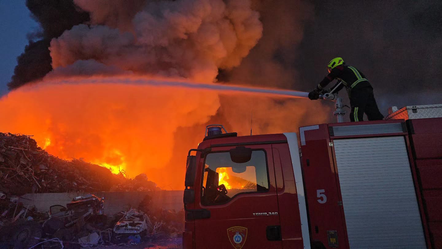 Velik požar pri Trogiru, smrad se širi po Dalmaciji, ogenj tudi na splitski Rivi in pri Pakoštanih