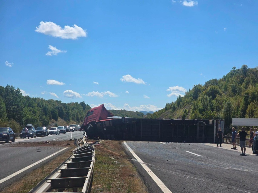 Kaos na hrvaški avtocesti! Prevrnjen tovornjak povzročil 33-kilometrsko kolono (VIDEO)