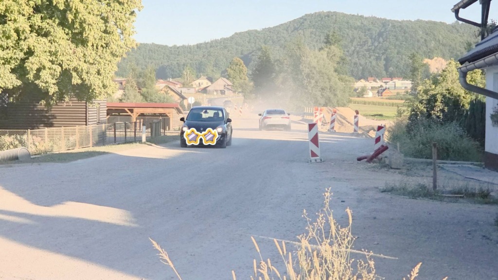 Prebivalci Puščave opozarjajo na močno prašenje in kamenje, ki naj bi z vozišča letelo proti dvoriščem.