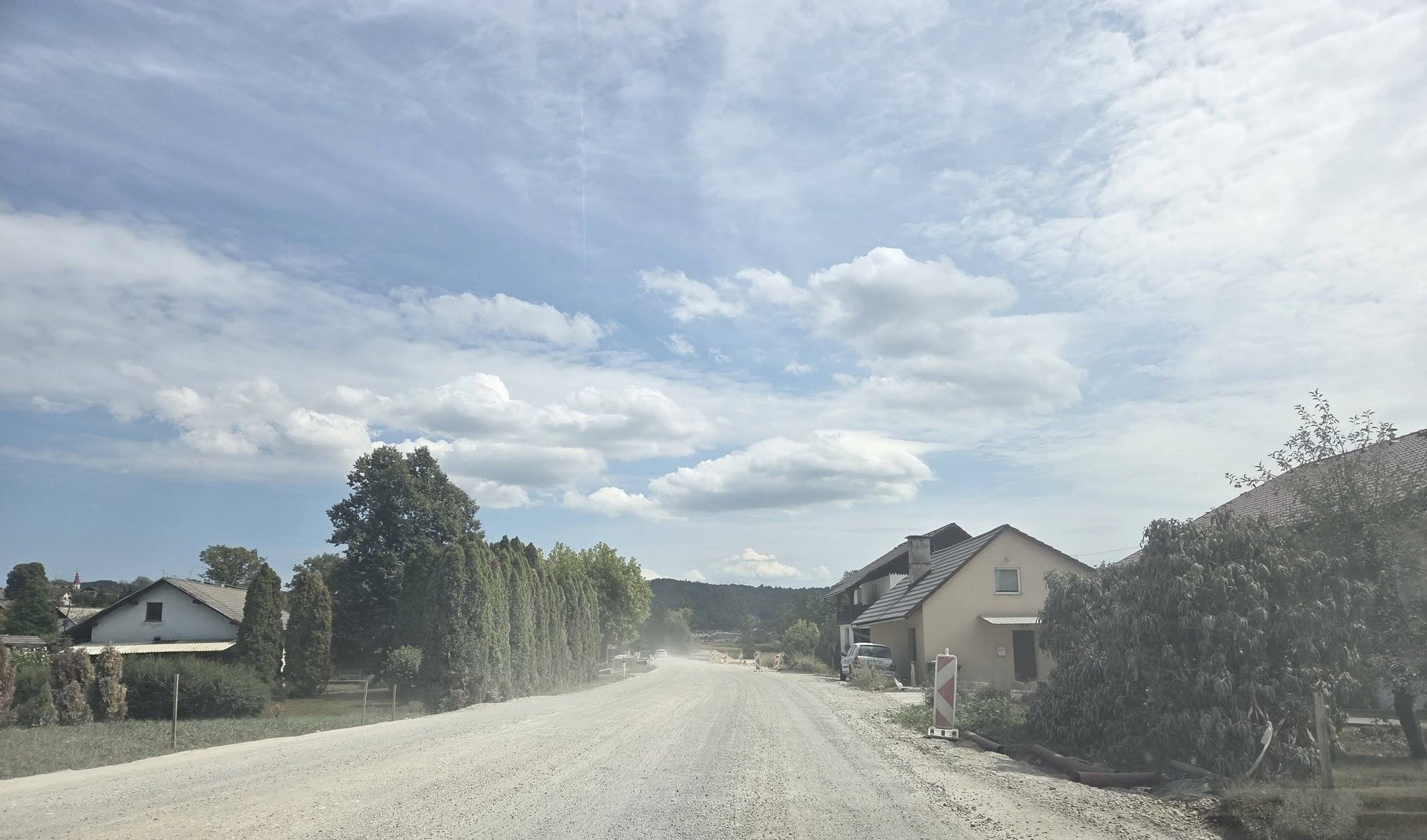 Razmere na gradbišču regionalne ceste Trebnje–Mokronog, kjer domačini opozarjajo na težave.