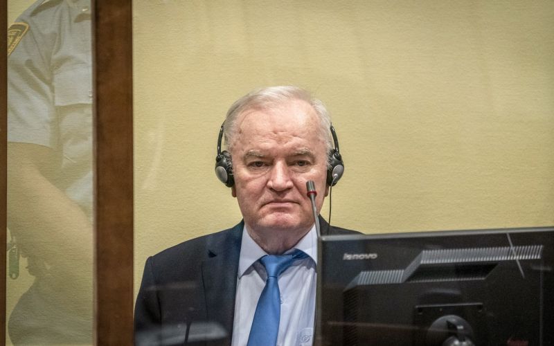 Umrl eden najbolj razvpitih haaških obsojencev: Ratko Mladić, obsojen za genocid v Srebrenici