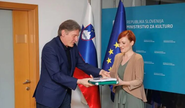 Računsko sodišče udarilo po kulturnem ministrstvu: kaj se je dogajalo v času Simonitija in Vrečko?