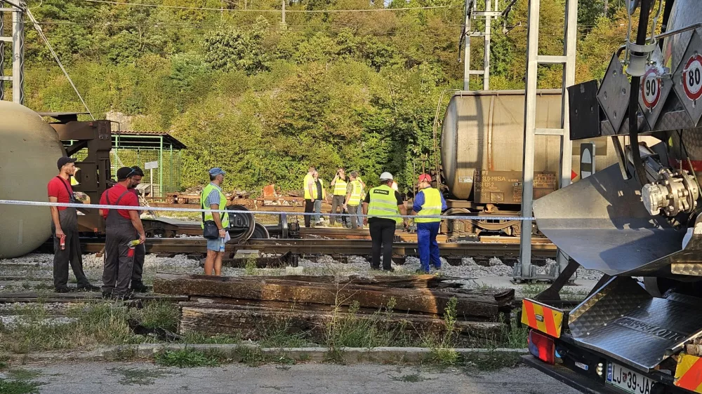 Dramatično v priljubljeni slovenski atrakciji: iztiril vagon z obiskovalci, več ljudi poškodovanih