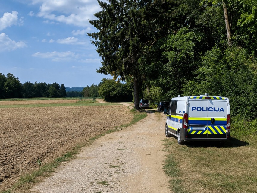 Znanih več podrobnosti o smrti starejšega para: policijo je poklical le nekaj minut pred smrtjo