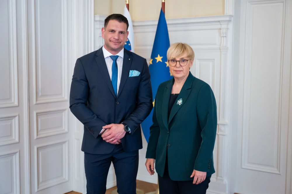 Ali predsednica Nataša Pirc Musar noče na bolniško, ker bi njene naloge prevzel Zoran Stevanović? (VIDEO)