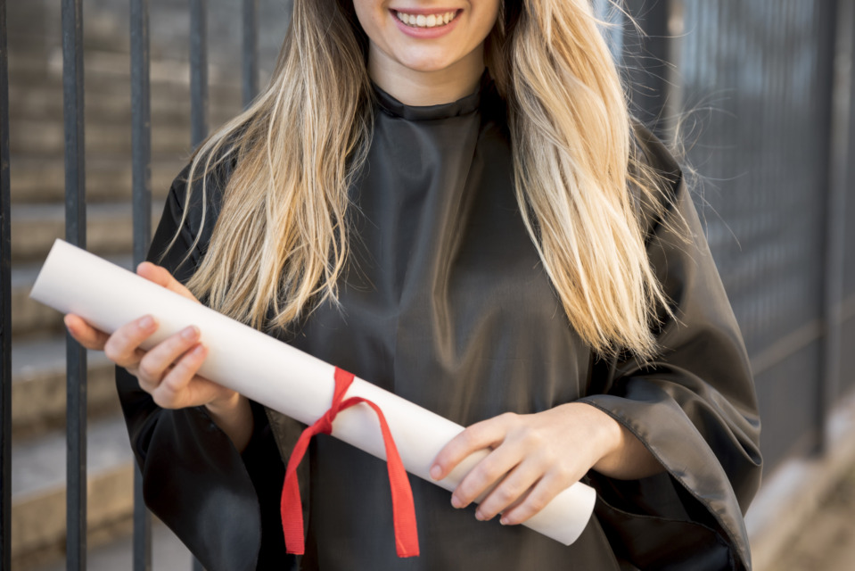 Stopnje izobrazbe EU, oseba v rokah drži diplomo