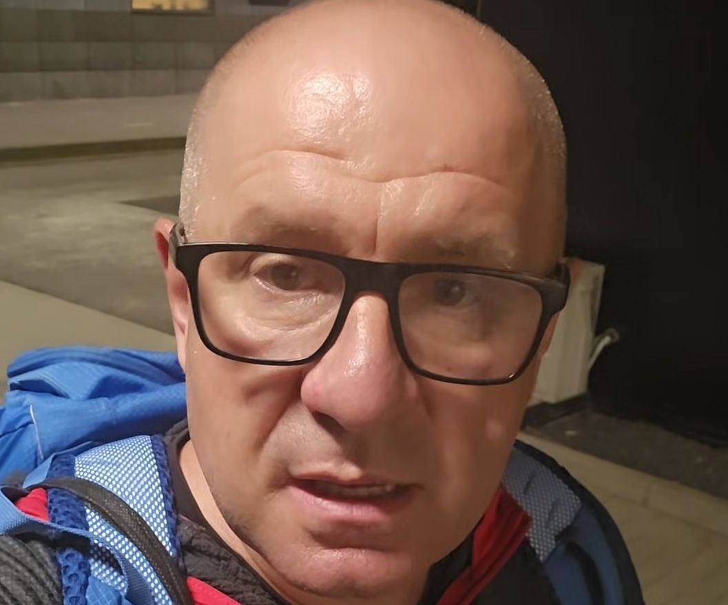 Znani slovenski vloger Tomaž Gorec slabo in v strahu spal v Bruslju, mama mu je za na pot spekla potico