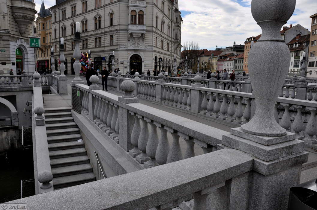 Kaj se dogaja v Ljubljani? S Tromostovja skrivnostno izginjajo kamnite krogle, ki krasijo Plečnikovo ograjo