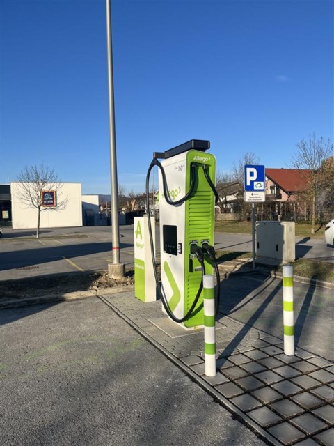 Ultra hitre električne polnilnice pred HOFERji že delujejo v 12 krajih po Sloveniji, do konca leta bodo pred skoraj 50 trgovinami HOFER