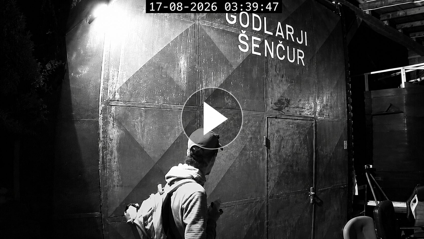 VIDEO: Ponoči vlomili v prostore društva, prepoznate osebo s posnetka?