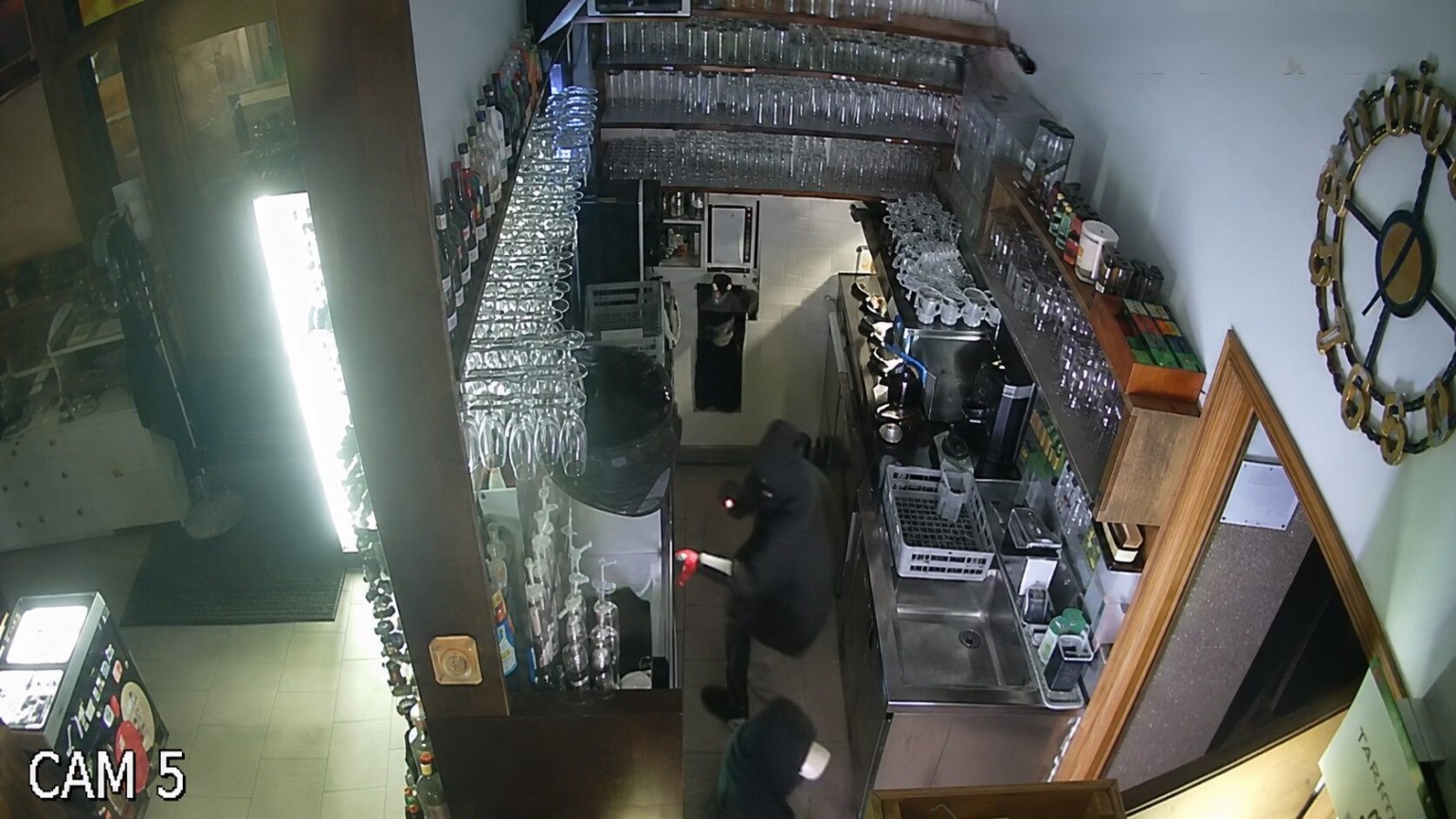 V noči na nedeljo vlomili v gostinski lokal, nato pa si postregli s hrano in alkoholom